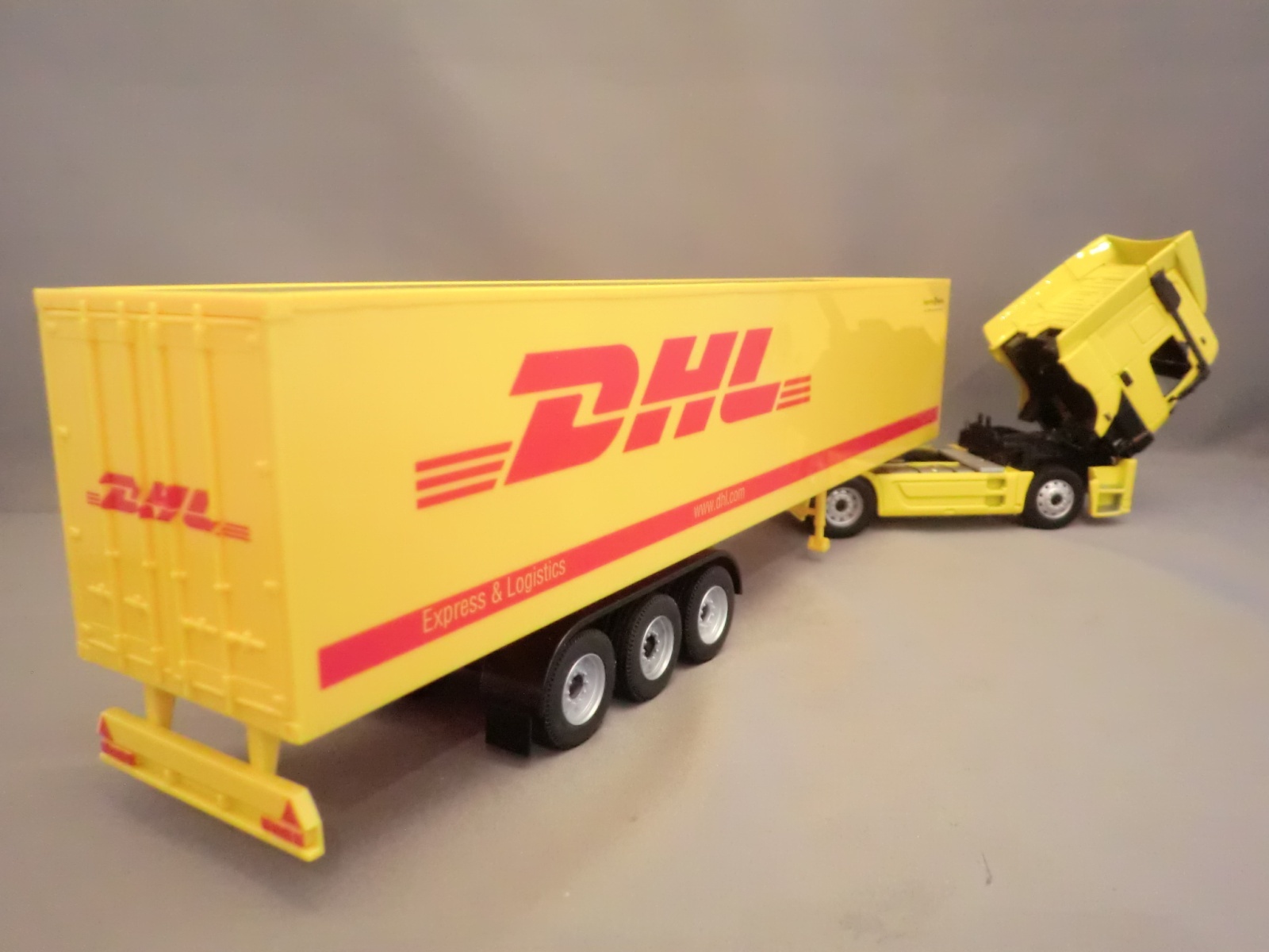 画像: SCHUCO MB(4x2)＋trailer "DHL"